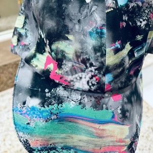 Lululemon beautiful women’s cap! Awesome colors! You can wear with anything.